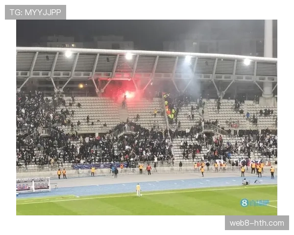 斯特拉斯堡主场因球迷向场内投掷杂物比赛中断五分钟